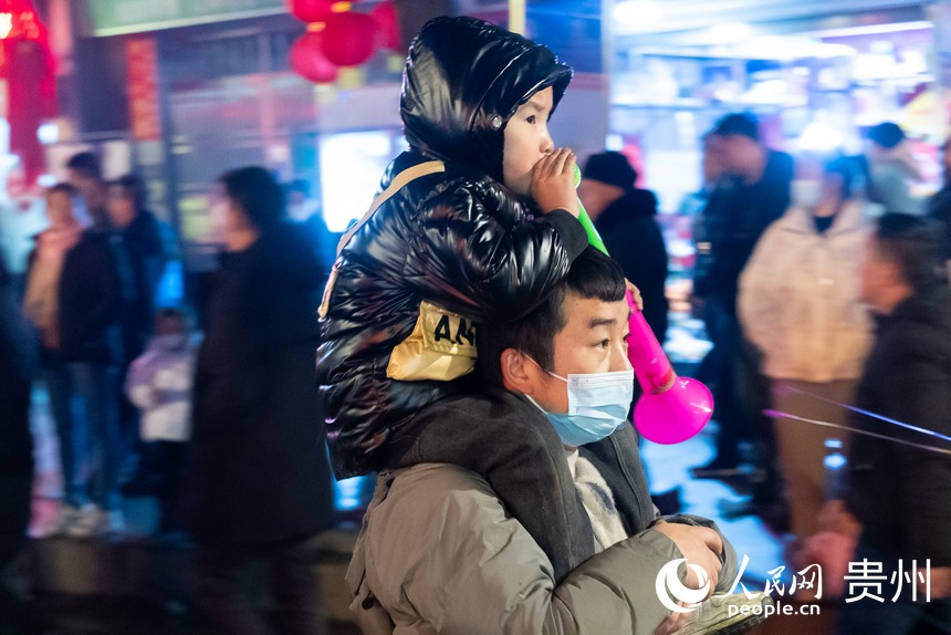 現場觀看“舞龍噓花”的觀眾。人民網記者 涂敏攝