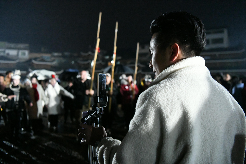 舟溪甘囊香蘆笙會“起堂儀式”上，一蘆笙手在直播。楊仁海攝