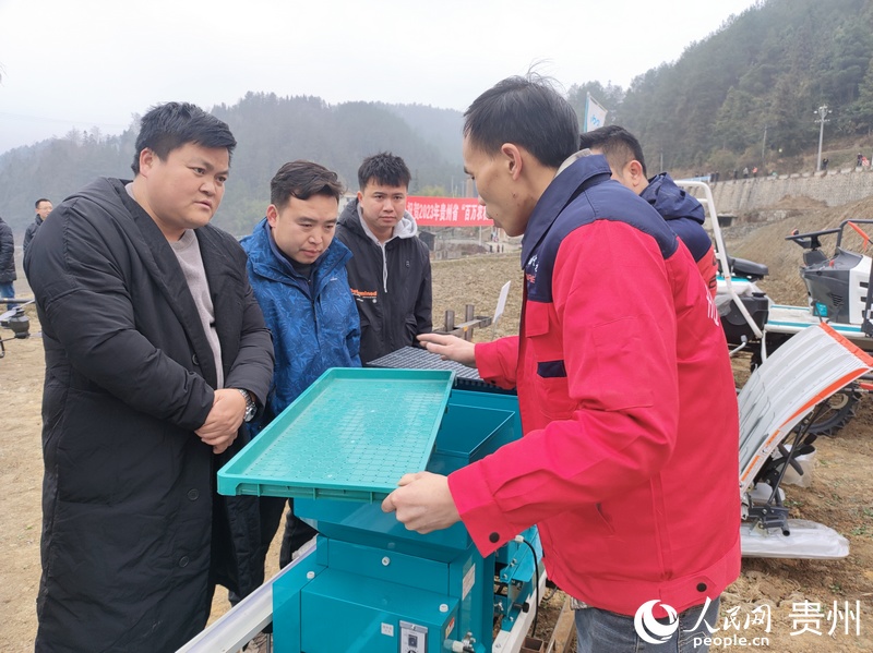 農機技術人員向農戶講解農機具操作方法。人民網 李麗萍攝