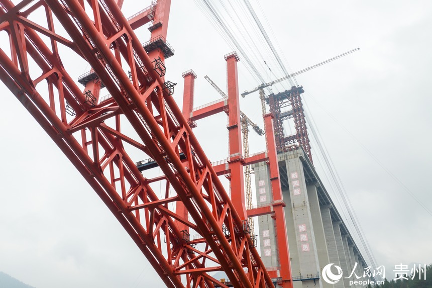 德余高速烏江特大橋施工現場。人民網記者 涂敏攝