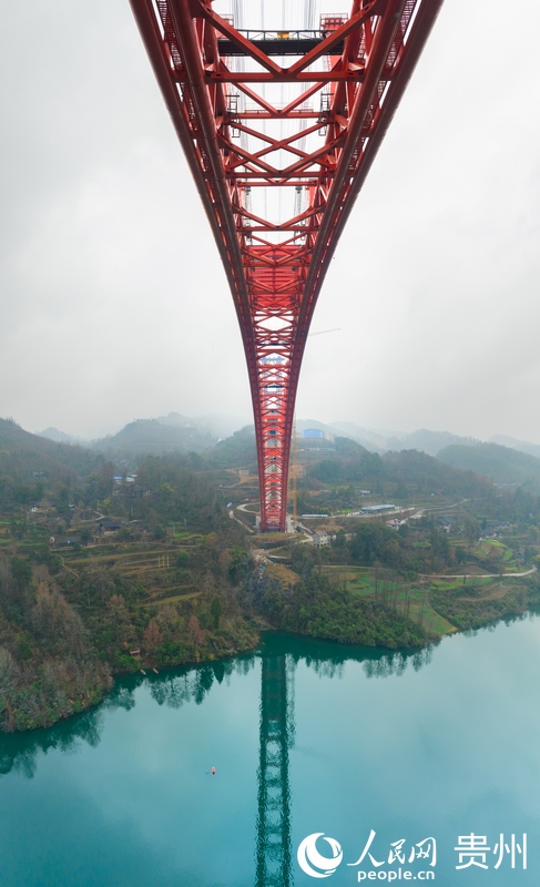 建設中的德余高速烏江特大橋。人民網記者 涂敏攝