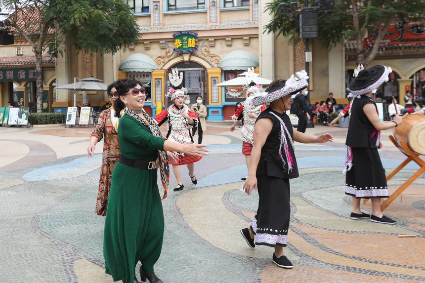 當地群眾被舞蹈吸引，紛紛加入其中。龍俊宏攝