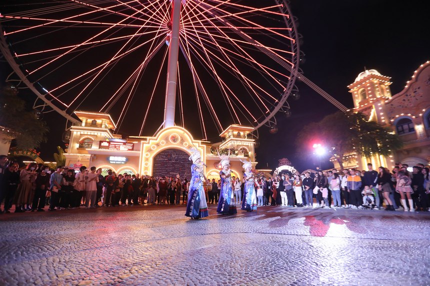 劍河縣仰阿莎民族歌舞藝術團的演員們向當地群眾表演苗族歌曲。龍俊宏攝