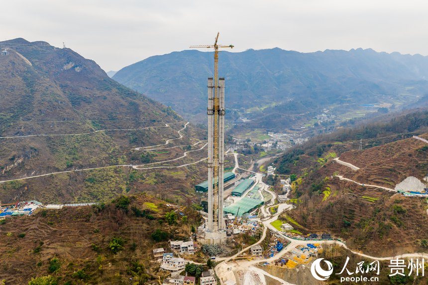 航拍建設中的納晴高速六枝特大橋主橋墩。人民網記者 涂敏攝