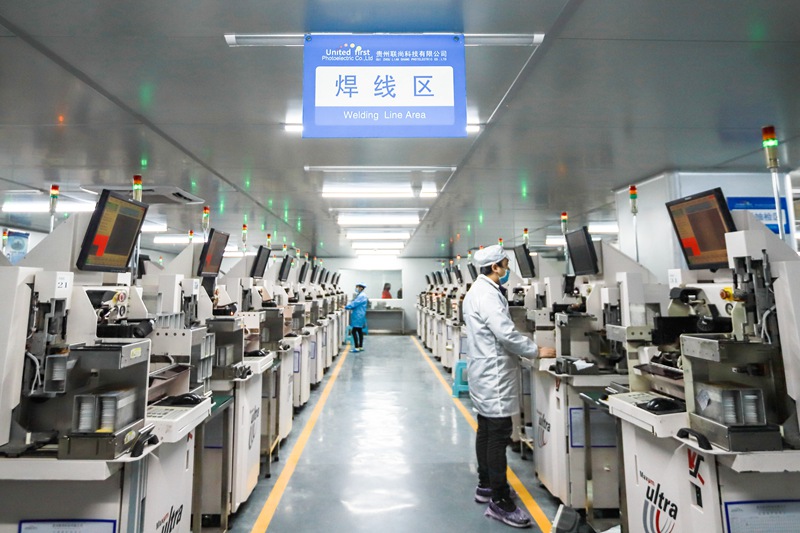 畢節市七星關區經濟開發區貴州聯尚科技有限公司全自動燈絲生產線   陳曦攝 (2)