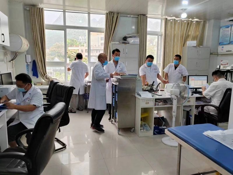 1.猴場鎮衛生院科室醫生討論病案。貴州省衛生健康委員會供圖