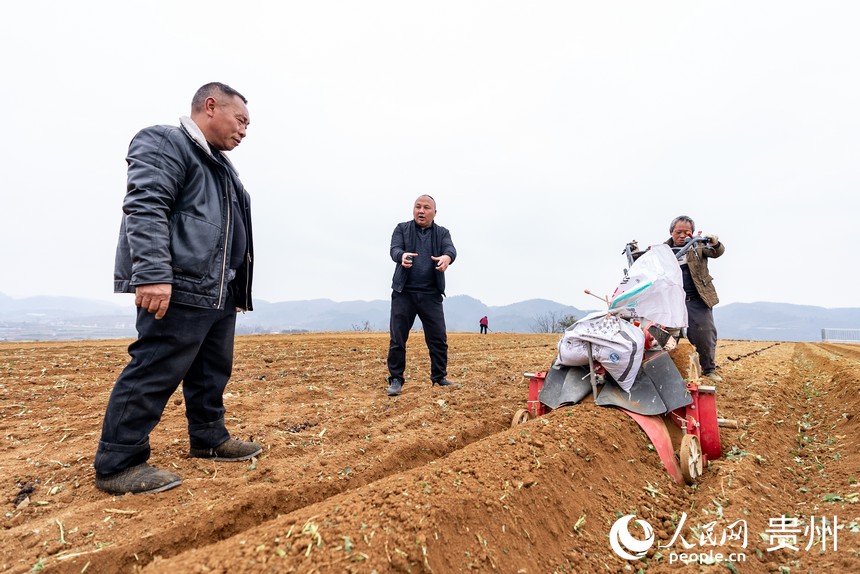 農業技術員現場指導村民起壟。人民網 涂敏攝