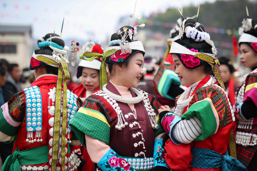 2月19日，身著節日盛裝的苗族姑娘參加傳統“望會節”。