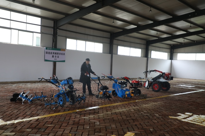畢節市煙草公司黔西市煙草農機研究與應用聯合實驗室通過改進和維修農機具，服務春耕生產。