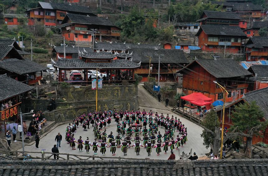2月24日，貴州省黔東南苗族侗族自治州丹寨縣興仁鎮王家村，身著盛裝的苗族村民在跳鼓場上跳木鼓舞（無人機照片）。