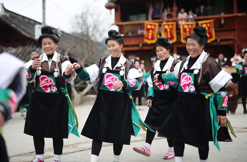 2月24日，貴州省黔東南苗族侗族自治州丹寨縣興仁鎮王家村，身著盛裝的苗族村民在跳鼓場上跳木鼓舞。