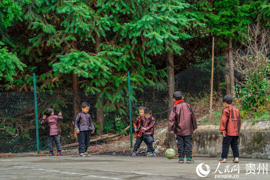 體育課在操場踢球的孩子們。人民網 陽茜攝