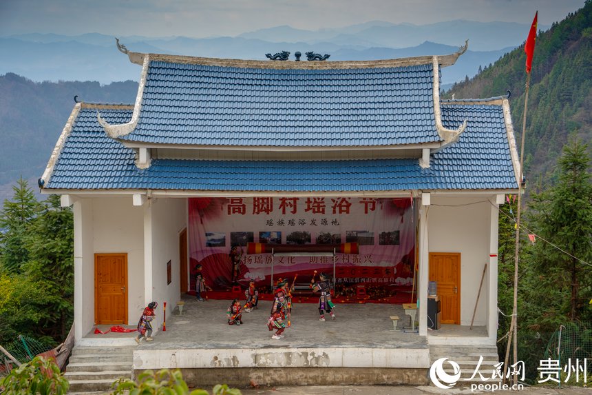 為孩子們新修建的表演舞臺。人民網 陽茜攝