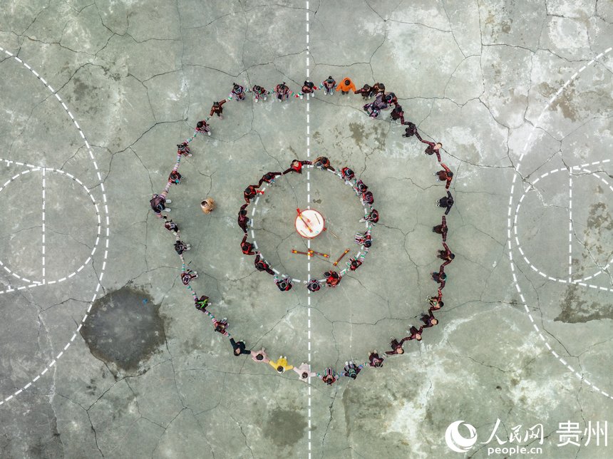 西山鎮中寨教學點的學生在操場練習瑤族長鼓舞。人民網 陽茜攝