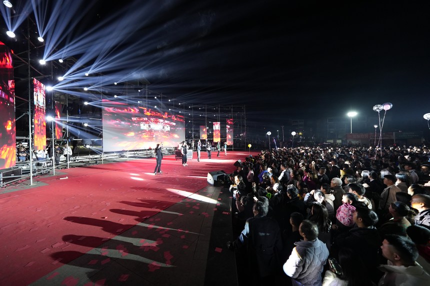 2月27日，總溪河燈光秀。