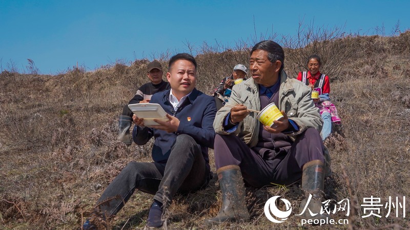 1+全國政協委員、貴州省六盤水市鐘山區大灣鎮黨委書記楊松向村民了解農機使用情況。人民網+陽茜+攝 (1)(1).jpg