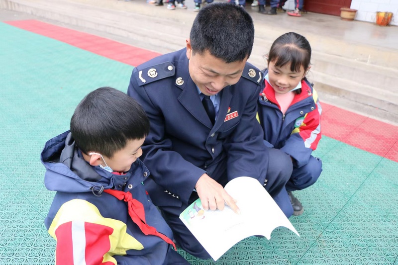 六盤水市水城區稅務局志愿者到甘塘小學開展“稅潤童心”學雷鋒進校園活動。
