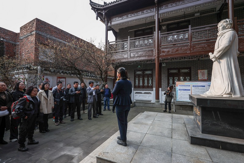 參觀林青紀念館。