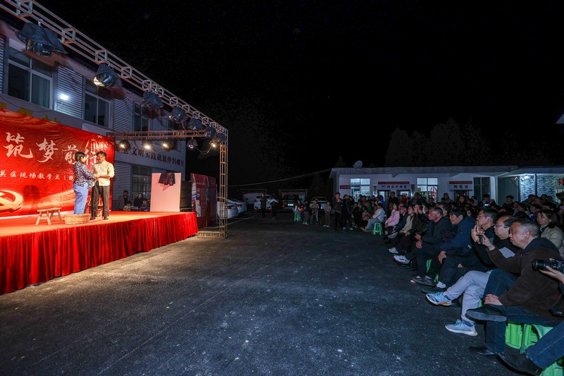 在高流村觀看《天渠兒女》舞臺情景劇。