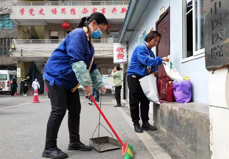 正在工作的吳明珠。