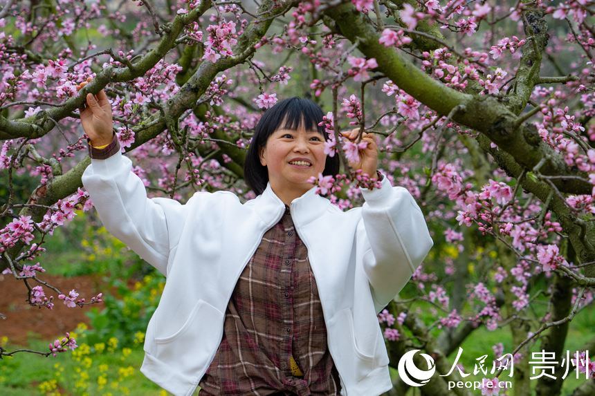 游客在桃花林中游玩賞花。人民網 陽茜攝