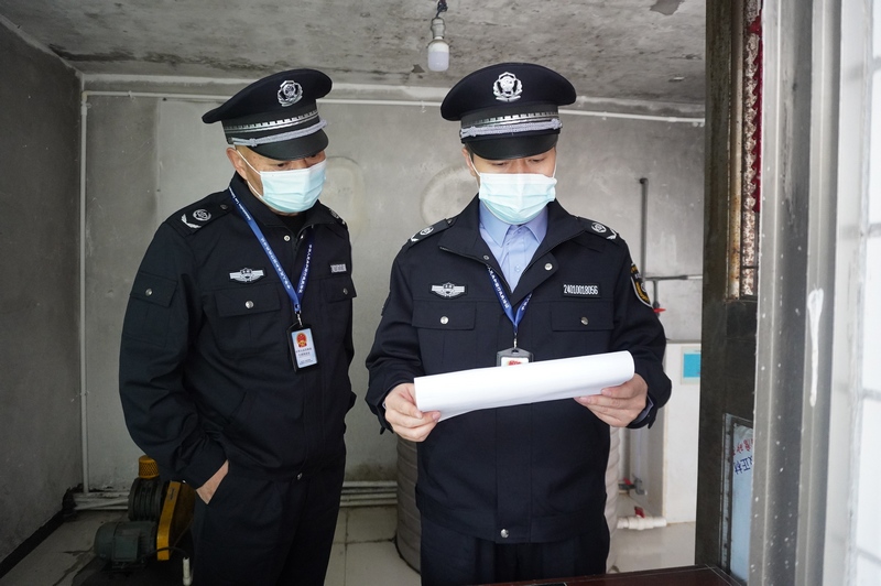 支隊隊員正在執法。貴陽市水政監察支隊供圖