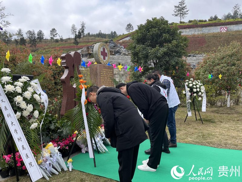 2、參加活動的人員向遺體器官捐獻者敬獻鮮花。人民網 李麗萍攝.jpg