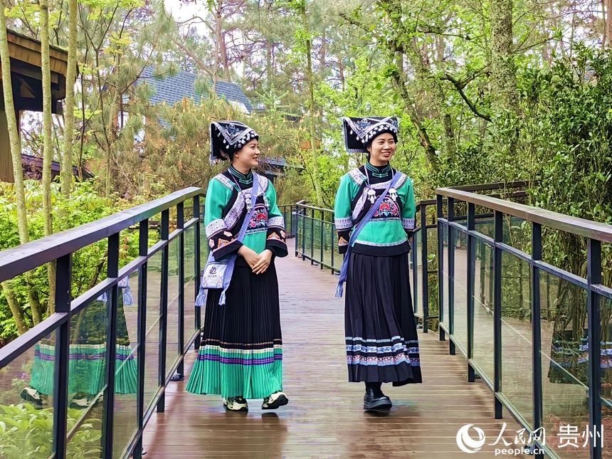 游客在興義市義龍新區游玩。人民網 李永馨攝