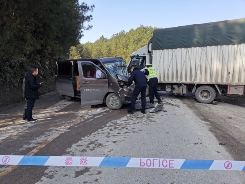 見習期間，王金磊協助救助群眾現場。貴州警察學院供圖