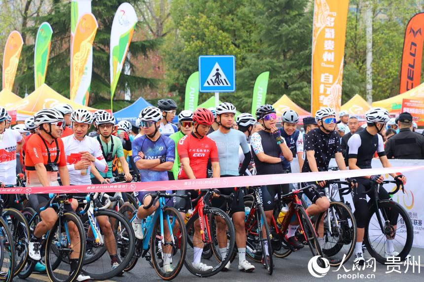 參賽選手在起點侯賽。人民網 顧蘭云攝