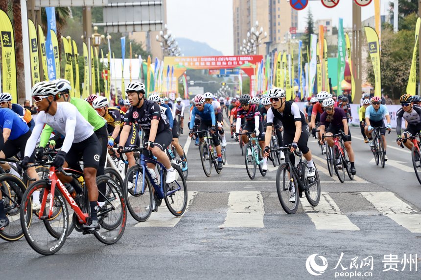 參賽選手經過第一個彎道。人民網 顧蘭云攝