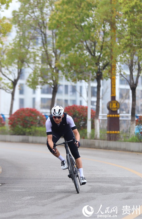 參賽選手行駛在公路賽道。人民網 顧蘭云攝