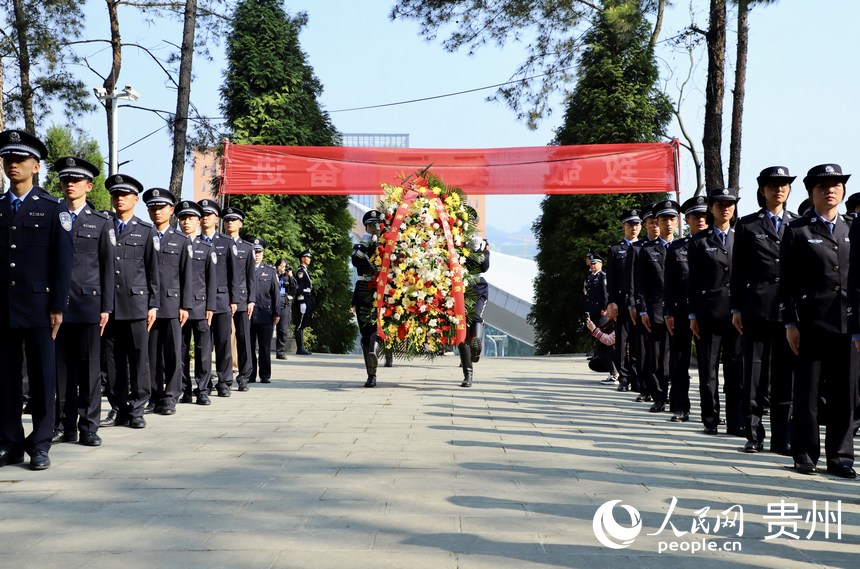 禮兵向公安英烈敬獻花籃。人民網 顧蘭云攝