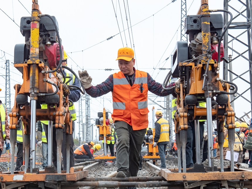 滬昆下行線大機清篩。劉陵躍攝
