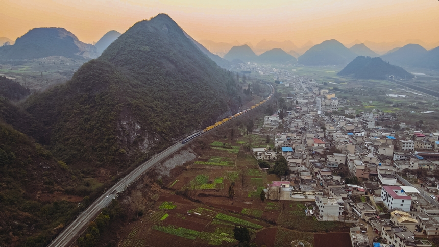 滬昆鐵路貴州段大修施工現場。趙鵬攝