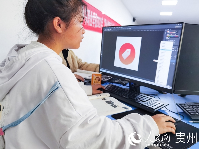 計算機應用實操教室內，學生聚精會神制作圖標。人民網 王秀芳攝