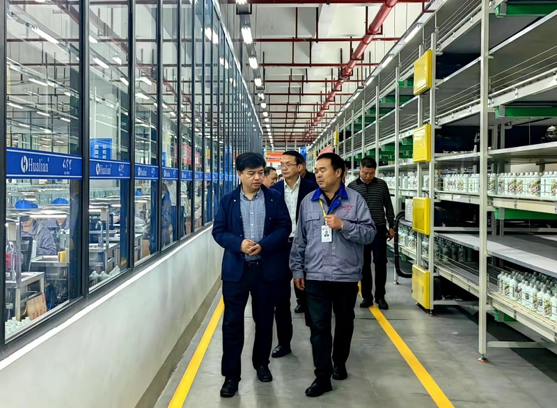 貴州省工業和信息化廳黨組書記、廳長敖鴻率調研組赴遵義市調研。