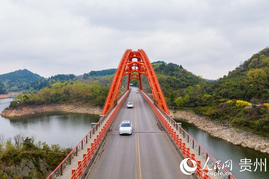 航拍貴黃公路花魚洞大橋。人民網記者 涂敏攝