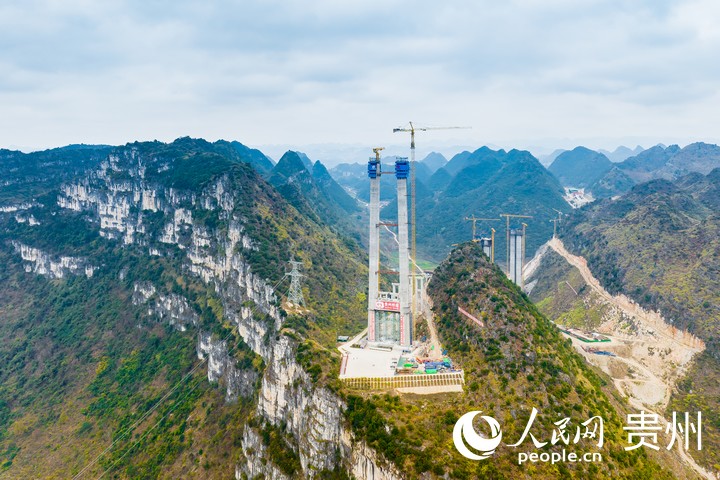  航拍六安高速花江峽谷大橋建設現場。人民網記者 涂敏攝