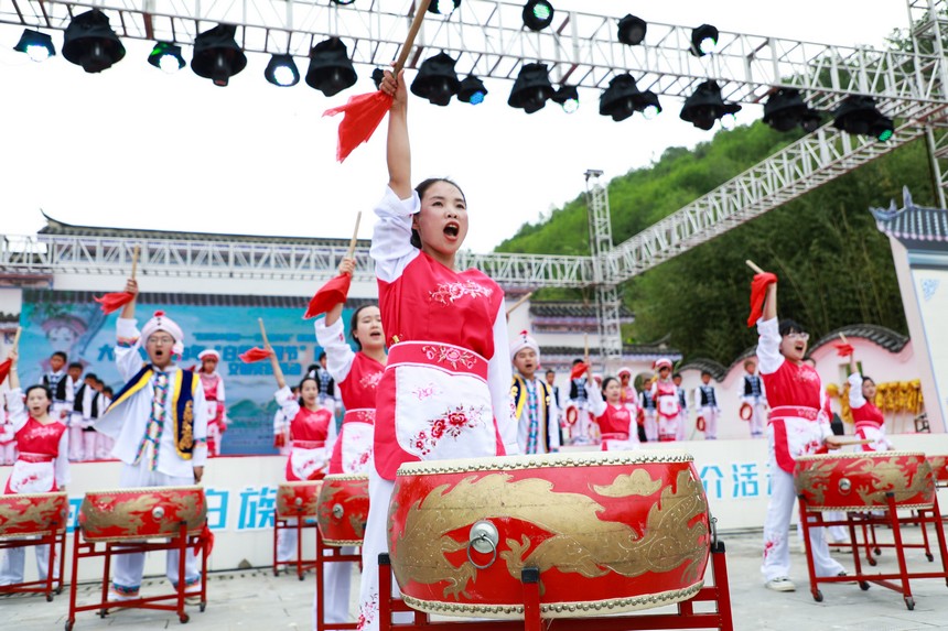 載歌載舞慶佳節。