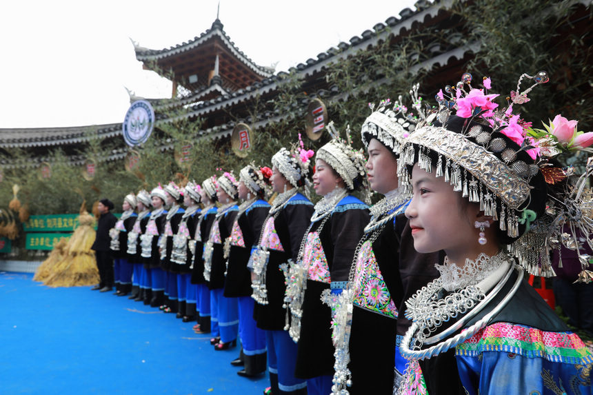 4月22日，苗族同胞在新民村參加高雍苗族“三月三“。