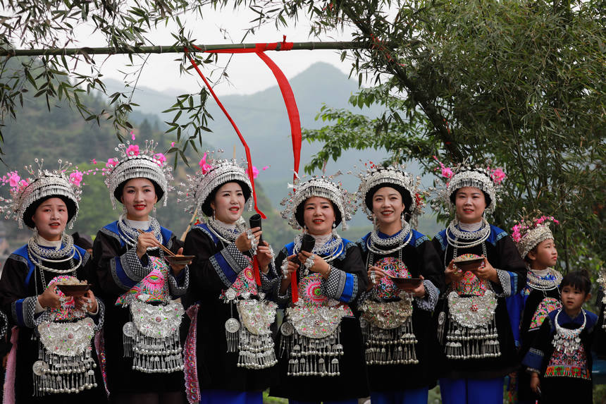 4月22日，苗族群眾在新民村迎賓攔門。 