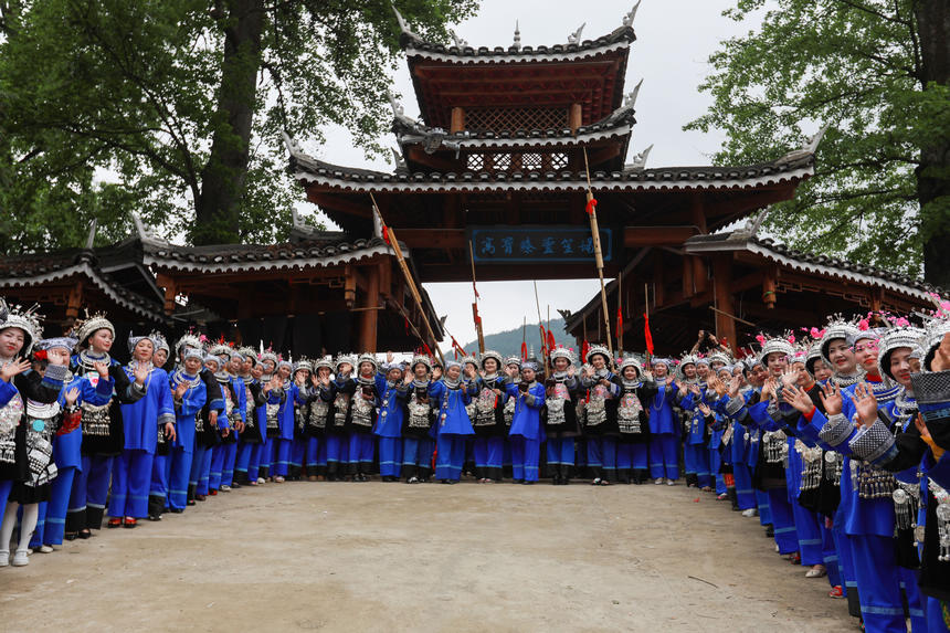 4月22日，苗族群眾在新民村迎賓攔門。