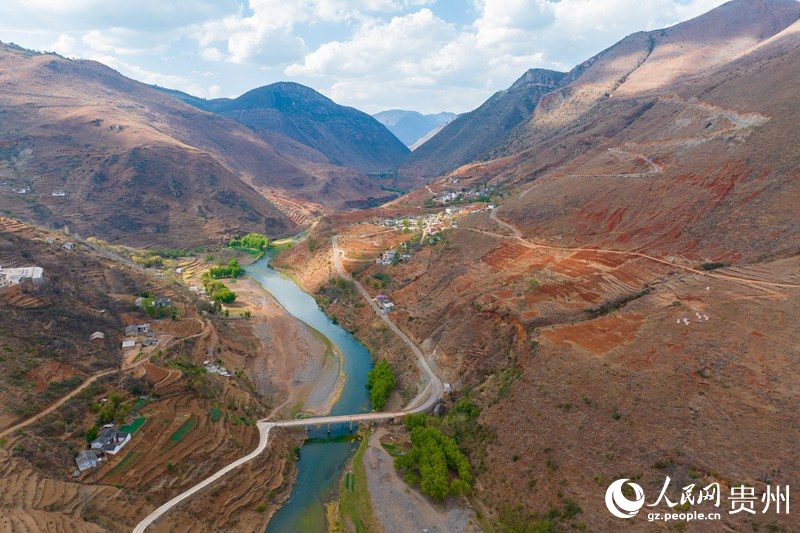 1 航拍牛欄江與威寧縣海拉鎮海元村（右）。人民網記者 涂敏