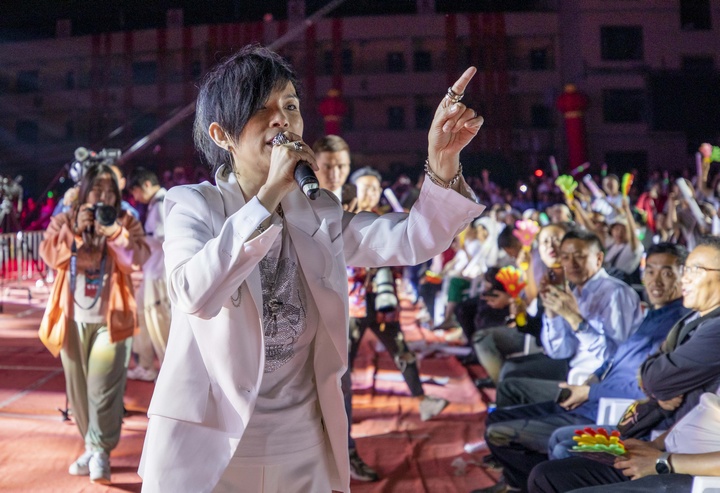 歌手與現場觀眾互動。