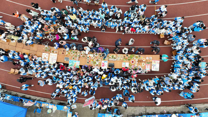 高三年級學生在“校園美食節”上品評自己做的美食（無人機照片）。楊武魁攝