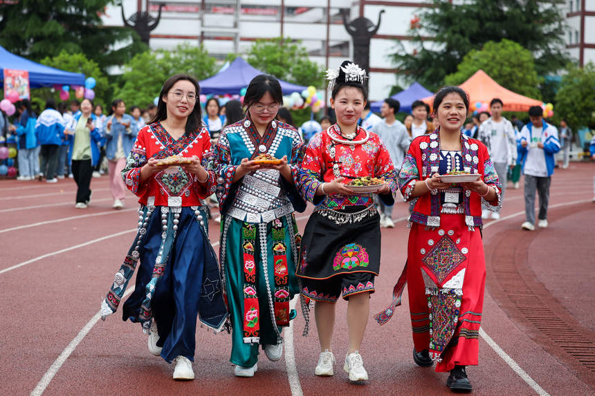 高三年級學生在“校園美食節”上展示自己烹飪的美食。楊勝賢攝