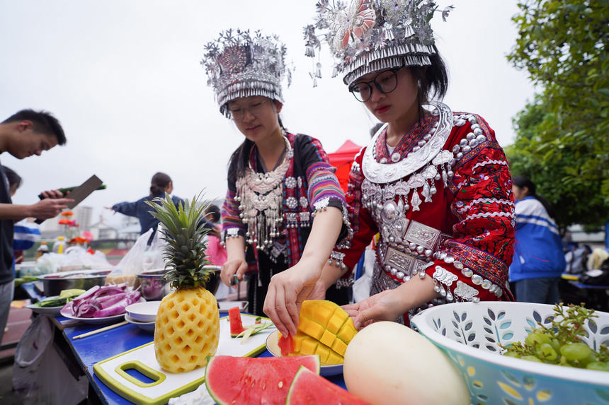高三年級學生在“校園美食節”上制作美食。楊武魁攝