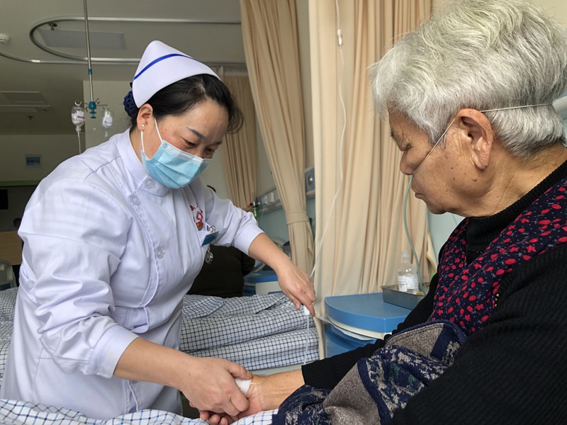 吳如雙為患者輸液。楊建敏攝