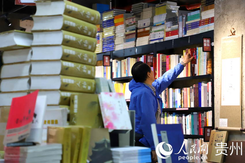 讀者在書店內尋找書籍，人民網 顧蘭云攝